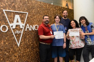 Alunos premiados junto com os professores de Física e Língua Portuguesa