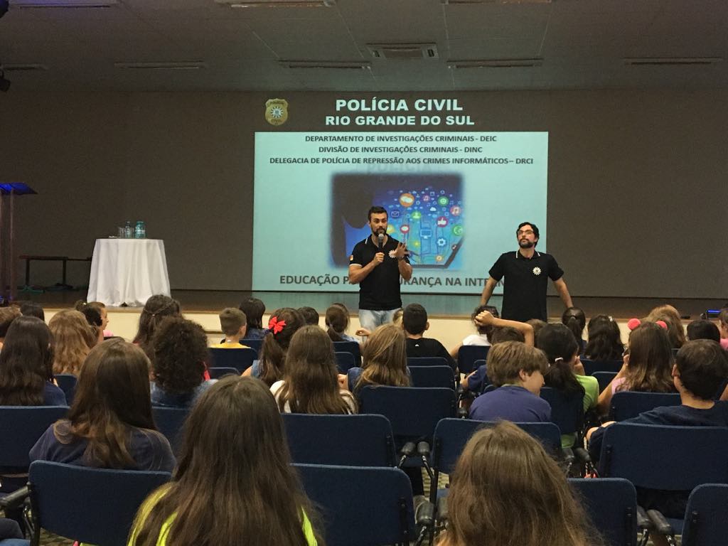Polícia Civil da 4ªDPRI conectada com professores para conversar sobre  ambiente virtual escolar - Polícia Civil RS